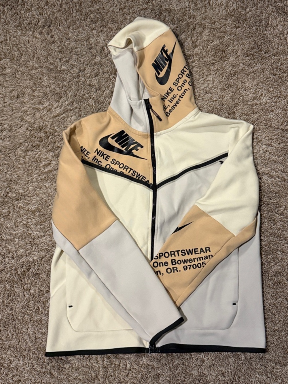 NIKE TECH FLEECE WINDURUNNER GRAPHIC HOODIE "SESAME " (DM6474 072)